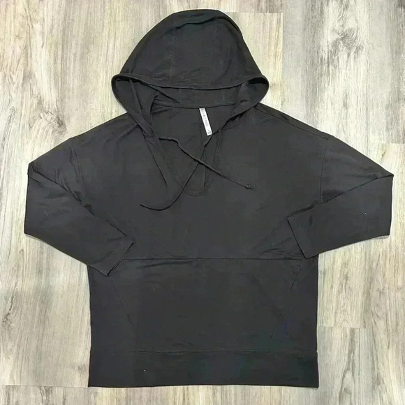 Fabletics Women’s 3/4 Sleeve Black Oversized Pullover Hooded Top Deep V Size S - Picture 1 of 5